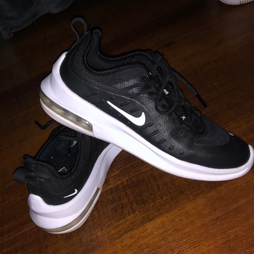 Nike air max axis - black and white. LIKE NEW